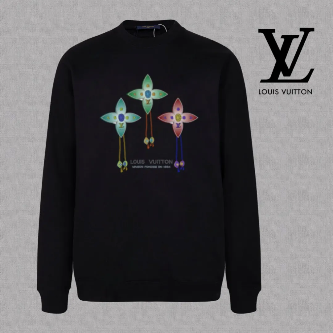 🅿️250 hot style on the shelves🔥❗ 💫〖Louis Vuitton LV〗 Fashionable round neck sweatshirt, casually matched with various styles, it is perfectly handsome😎The whole dress is made of double waistcoats, which makes the whole dress more three-dimensional. Not ordinary factories can do such fine work. The 2025 spring style counters are on sale, exquisite round neck terry sweatshirt, high-end double-strand pure cotton Customized drawstring ribs are dyed in the same vat and are complete with three standards. The chest craftsmanship adopts a simple and elegant pattern on the chest, which is easy to control for any age group! Fit and comfortable! Customized thickened 440g terry sweatshirt fabric, soft and comfortable to the touch, with a three-dimensional shape! 🙌🏻 It’s also very breathable, so it’s a versatile style that can be worn with any outfit! ✔Color: Black White Apricot Size: S M L XL 2XL
